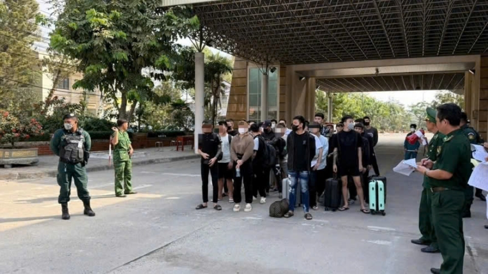 Vietnam receives back 177 individuals involved in online scams from Cambodia